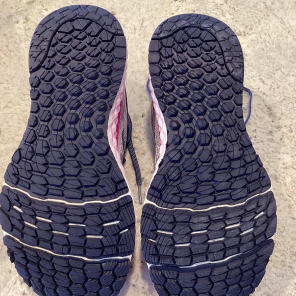 New Balance Running Shoes - Picture 2 of 4